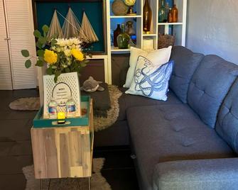 Nautical Theme, Clean, Romantic, Fire Pit, 420 & small pet friendly,near dining - Seattle - Sala de estar