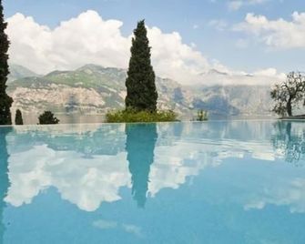 Hotel Bellevue San Lorenzo - Adults Only - Malcesine - Pileta