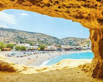 Vergis Epavlis - Agios Myronas - Playa