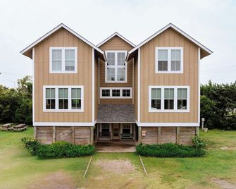 Beautiful house across from Silver Lake on the Berkley Estate - Ocracoke - Edificio