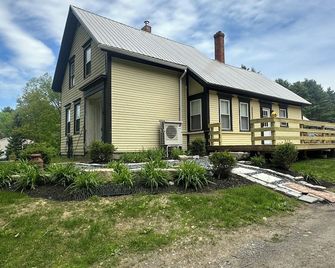 Charming threebedroom home-one bath with wraparound deck on 7 acres of land - China - Edificio