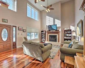 Cape May Getaway w/ Private Deck & Hot Tub! - Rio Grande - Вітальня