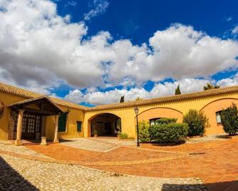 Hotel Bodega La Venta - Casas de los Pinos - Building