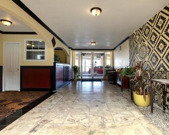 Budget Host Inn - ארלינגטון - לובי