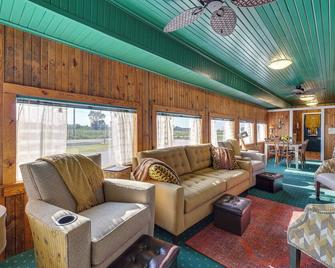 Charming Converted Railcar Studio in Joplin! - Joplin - Oturma odası
