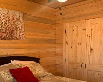 Crosscut Cabins- Minutes from Lake, River, & Diamond Mine! Private Hiking Trail! - Murfreesboro - Bedroom