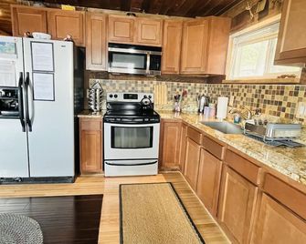 Private Lakefront - fall colors! fish, hike,boat, fire-pit, kayak,pets,UTV,VBQ - Arkdale - Cocina