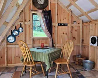 Waterfront Glamping Cabin On Private Blue Water Mountain Top Lake - Mount Storm - Comedor