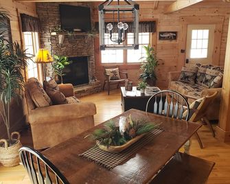 The Lazy Bearat Dolly Sods - Davis - Huiskamer