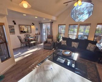 Ocean Cabin 19 With Jacuzzi And Spacious Deck - Smith River - Sala de estar