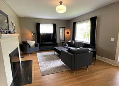 Welcome to Bungalow 437! Close to Downtown & OSU! - Corvallis - Living room