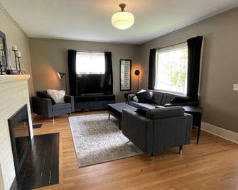 Welcome to Bungalow 437! Close to Downtown & OSU! - Corvallis - Wohnzimmer