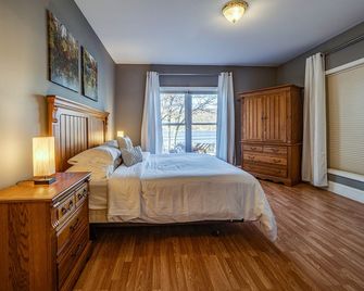 Happy Daze, lake home on Keuka Lake with EV charger, sleeps 10 - Dundee - Bedroom