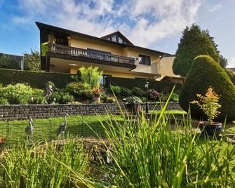 Excellent hillside location with wonderful views. Pets Allowed. Family friend. - Schotten - Gebouw