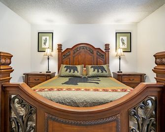 Polar Bear Den - Close to Airport, centrally located W/BBQ ; private entrance - Anchorage - Bedroom