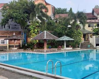 Intan Hotel Purwakarta - Purwakarta - Piscina