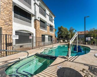 Penthouse Corner Unit Tempe Studio King bed, full kitchen w pool, jacuzzi, gym p - Tempe - Alberca