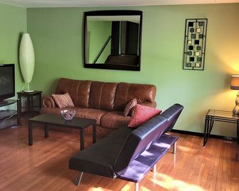 Updated 3 bedroom in the UW Arboretum - Madison - Living room