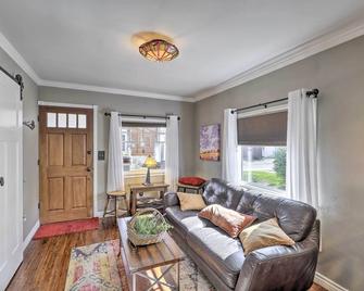 Charming Craftsman Cottage with Garden and Hot Tub! - Fullerton - Living room