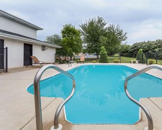 Days Inn by Wyndham Battlefield Rd/Hwy 65 - Springfield - Havuz