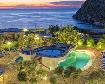 هوتل زارو - فوريو - حوض السباحة