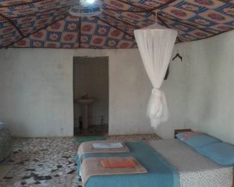 Camping Sitaba Lodge is an newly open Lodge which is right by the river Gambia. - Bansang - Bedroom