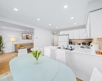 Stylish and Cozy 4 bedroom House - Barrie - Kitchen