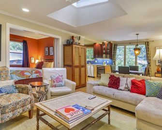 Adorable Bonne Chere! Hot Tub, Dog Friendly, Walk to the Russian River! - Guerneville - Living room