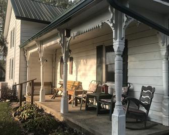 Hilltop Farmhouse with sunrise/sunset porches overlooking hills and farm field - Carlisle - Patio