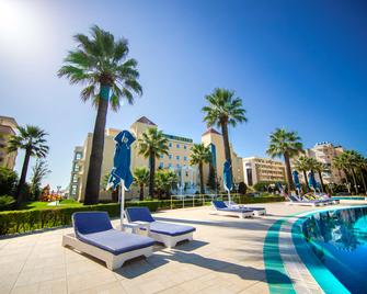 Adriatik Hotel, BW Premier Collection - דורס - בריכה