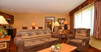 Best Western Plus Kelly Inn & Suites - Fargo - Living room