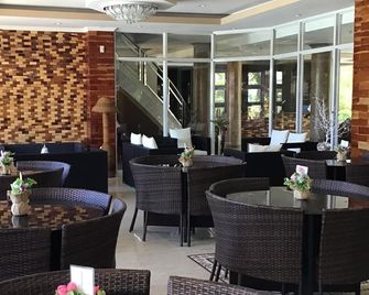 Em Royalle Hotel & Beach Resort - San Juan - Restaurante