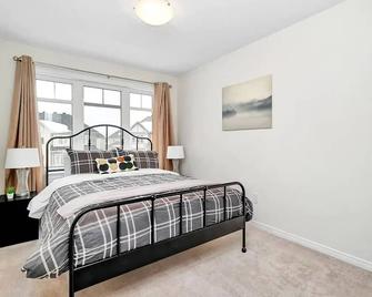 Modern Townhome Near Ottawa Attractions - Manotick - Bedroom
