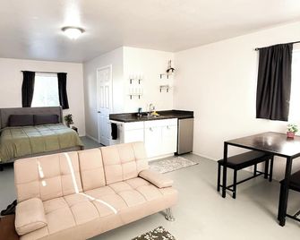 Hobby Farm Hideaway: Quiet, Private Guest Suite with Yard in Ferndale, WA - Ferndale