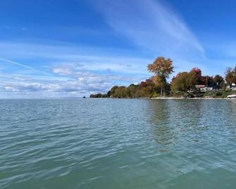 Swing Bridge Cottage on Lake Simcoe - Waterfront - Brechin