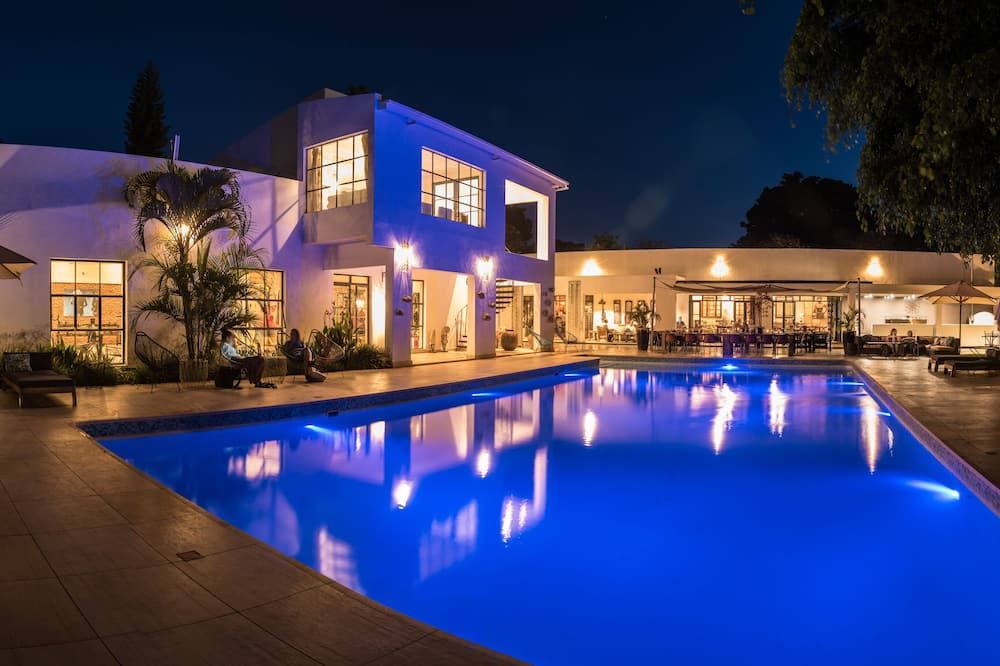 لاتيتود 13 ديجريز - ليلونغوي - حوض السباحة