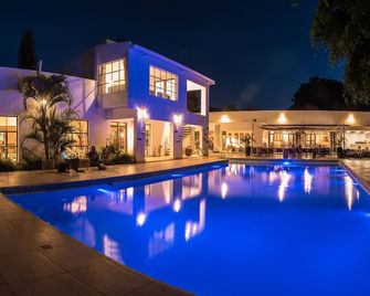 لاتيتود 13 ديجريز - ليلونغوي - حوض السباحة