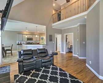 High Point Home about 1 Mi to Oak Hollow Lake! - High Point - Living room