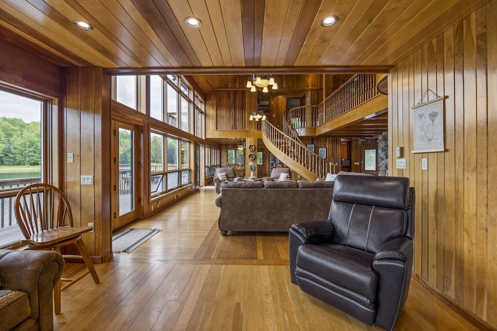 Custom built resort on private lake with kayaks, hiking,