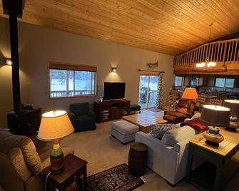 Charming Waterfront Pine Cabin on Curlew Lake - Republic - Living room