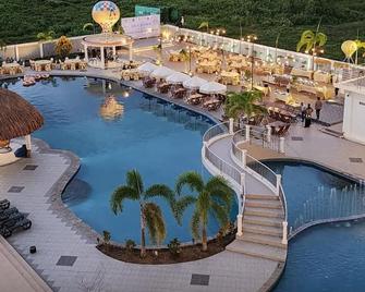 Aimas Hotel and Convention Centre - סורונג - בריכה