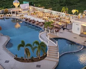 Aimas Hotel and Convention Centre - סורונג - בריכה