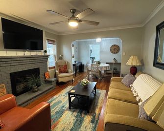 Charming 2-bedroom Bungalow - Close to Everything! - Charleston - Living room