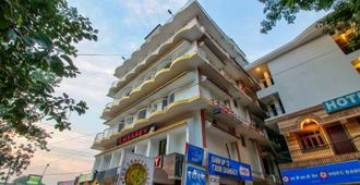Oyo 18588 Hotel Embassy - Bodh Gaya