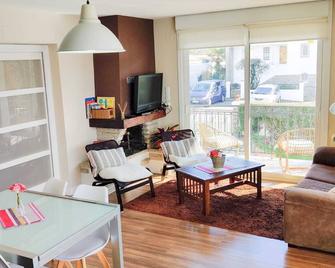 Accommodation in villa with private garden, wifi, 5 min from Hendaye beach - Hendaia - Sala de estar