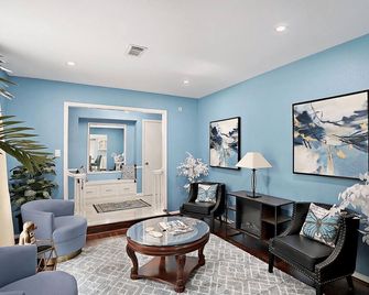 Cozy Spacious Family Pets Woodsy Gazebo with game room office - Cypress - Living room