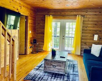 Dahlonega Wine Country Escape, Renovated Creekside Cabin With Large Yard & Bbq! - Dahlonega - Living room