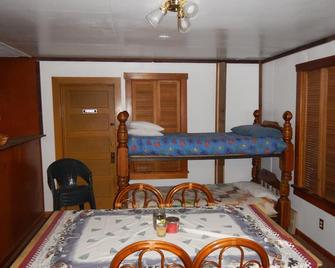 Fishermans Cabin Up Rock Creek 30 Minutes From Missoula Montana - Clinton - Habitación