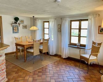 Country idyll in a rustic thatched house in the countryside for up to 8 people, Halbecks-Hof - Hiddensee - Essbereich