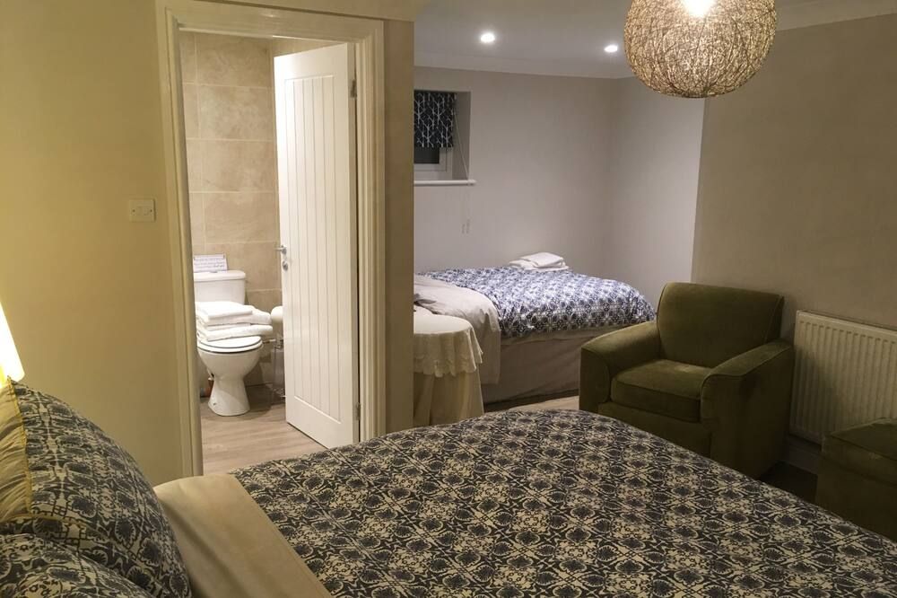 Walking distance of Mildenhall town, sleeps 3, ensuite shower, WiFi & parking - Mildenhall - Habitación